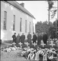 Vierailevat ruotsalaiset KanneljГ¤rven sankarihaudalla 23.10.42.jpg