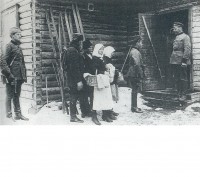 начальник охраны в тонтери принимает задержанных нарушителей 1920-е.jpg