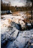 Разломанный памятник в финском окопе от 6.12.2003.jpg